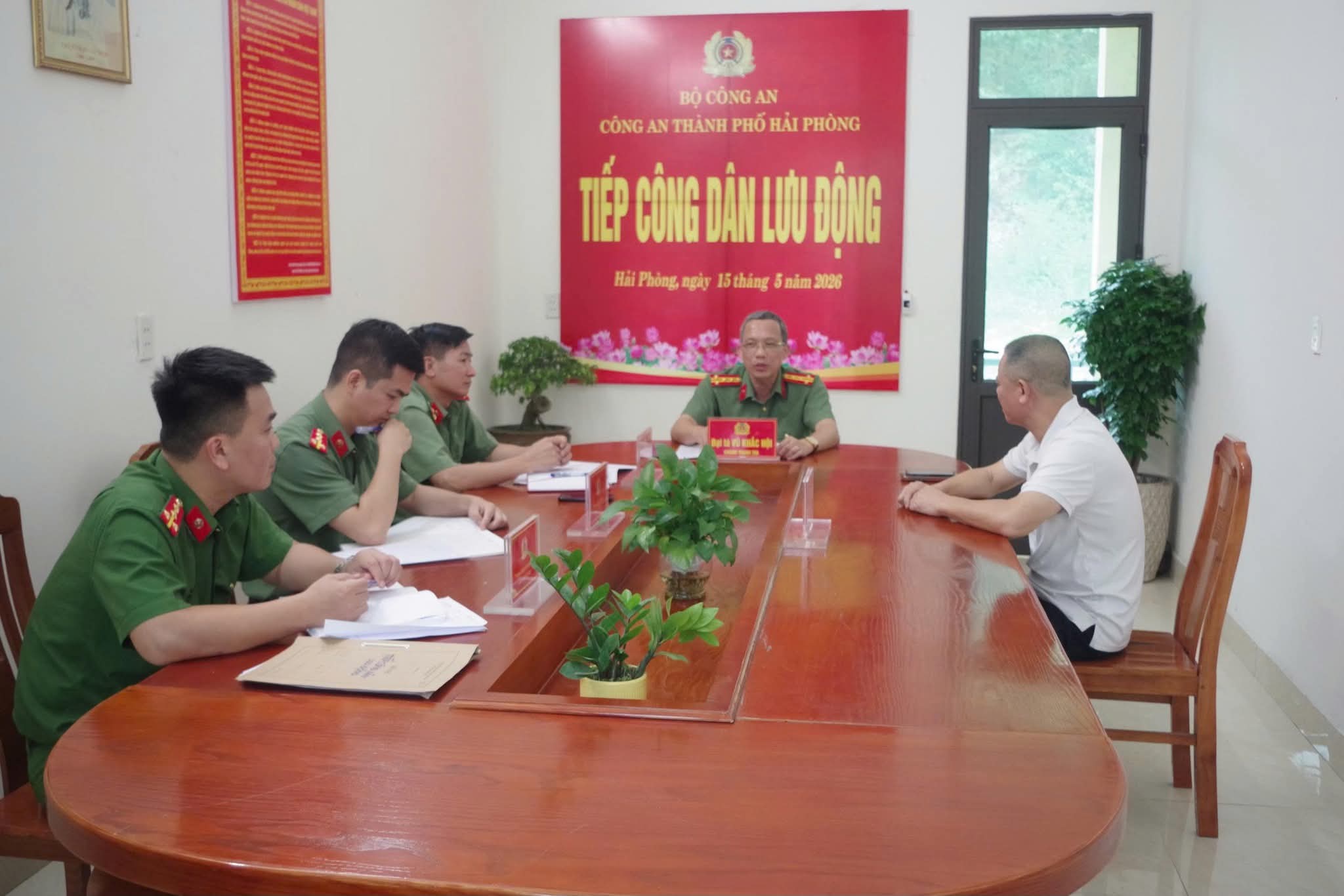Tiếp, lắng nghe công dân lưu động tại trụ sở Công an phường Lê Ích Mộc